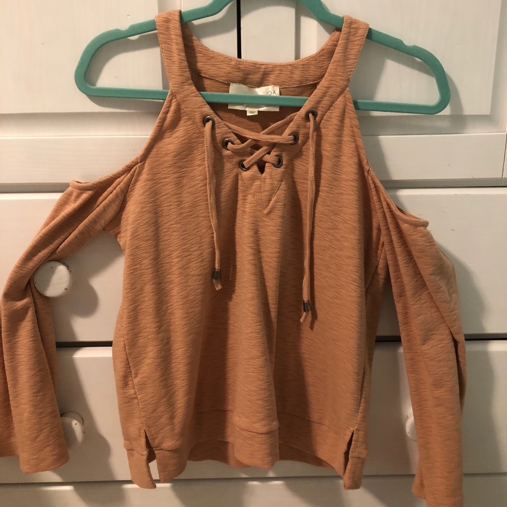 ✨Salmon open shoulder lace up top✨
